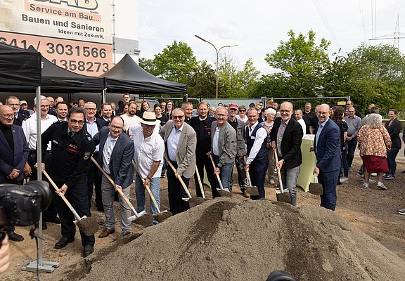 Spatenstich für das neue Feuerwehrhaus Heppingen im Stadtteil Heppingen. Vertreter der Stadt und Feuerwehr mit Spaten in den Händen.