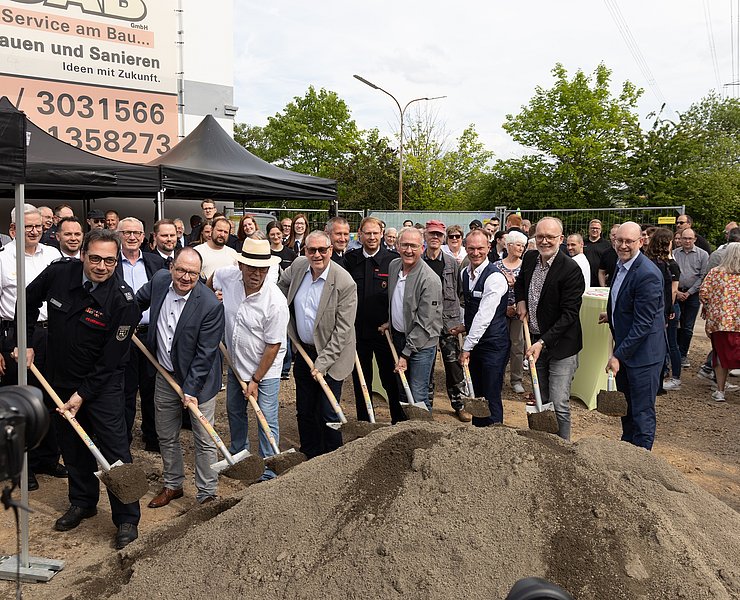 Spatenstich für das neue Feuerwehrhaus Heppingen im Stadtteil Heppingen. Vertreter der Stadt und Feuerwehr mit Spaten in den Händen.