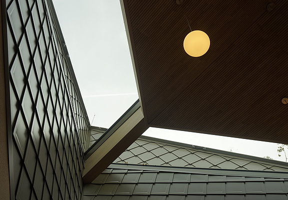 Moderne Architektur der Aussegnungshalle auf dem Friedhof Ahrweiler.