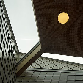 Moderne Architektur der Aussegnungshalle auf dem Friedhof Ahrweiler.