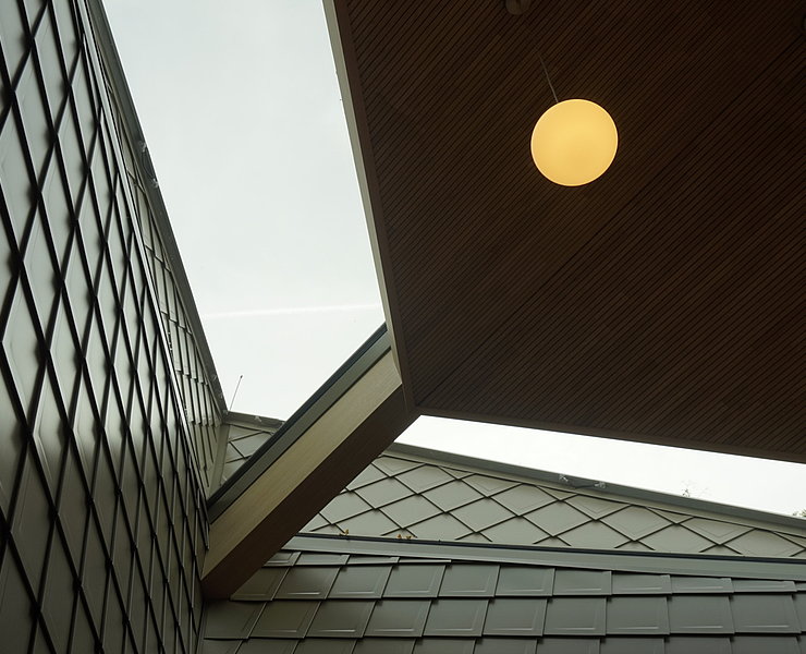 Moderne Architektur der Aussegnungshalle auf dem Friedhof Ahrweiler.