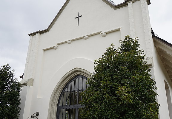 Ahrtor-Friedhof Ahrweiler im Stadtteil Ahrweiler: Städtisches Gebäude mit historischem Flair und markantem Kreuz.