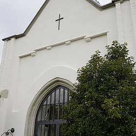 Ahrtor-Friedhof Ahrweiler im Stadtteil Ahrweiler: Städtisches Gebäude mit historischem Flair und markantem Kreuz.