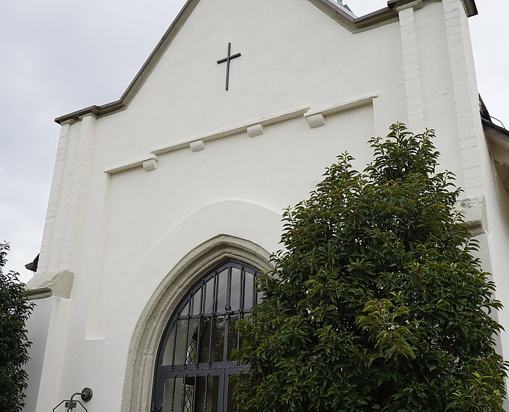 Ahrtor-Friedhof Ahrweiler im Stadtteil Ahrweiler: Städtisches Gebäude mit historischem Flair und markantem Kreuz.