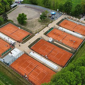 Luftaufnahme der HTC Tennisanlage Bad Neuenahr mit mehreren Sandplätzen in Bad Neuenahr-Ahrweiler.