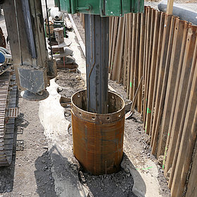 Baustelle der Carl-von-Ehrenwall-Allee im Stadtteil Ahrweiler mit schweren Geräten und Stahlbohrungen.