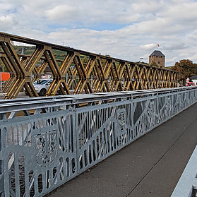 Blick auf die im Stadtteil Ahrweiler geplante Ahrtorbrücke mit typischer Stahlkonstruktion und Umgebungsblick.