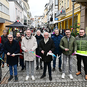 Die Politiker sowie Bürgermeister Guido Orthen schneiden ein Band durch, damit ist die Poststraße symbolisch fertiggestellt und eröffnet