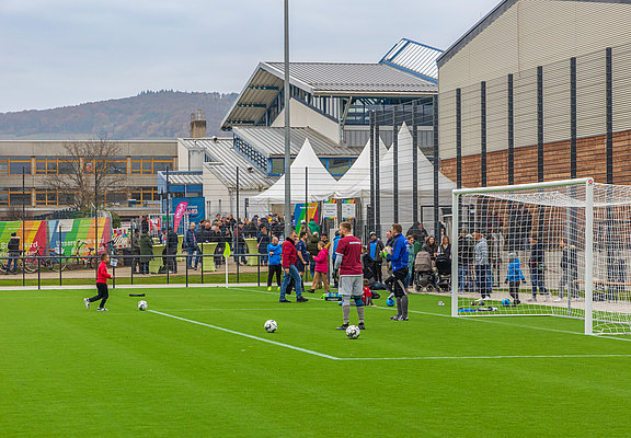 Fußballspieler beim Eröffnungsspiel auf dem Sportplatz