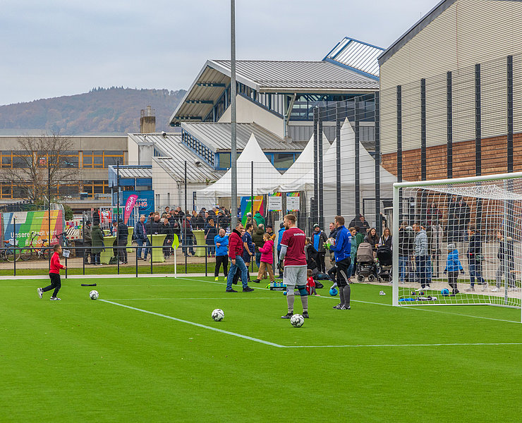 Fußballspieler beim Eröffnungsspiel auf dem Sportplatz