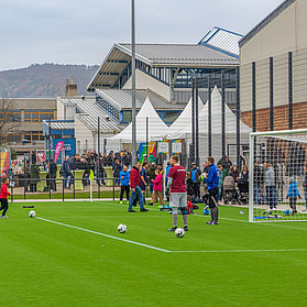 Fußballspieler beim Eröffnungsspiel auf dem Sportplatz