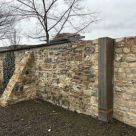 Ahrtor-Friedhof Ahrweiler: Historische Steinmauer im Stadtteil Ahrweiler, ein städtisches Bauwerk mit natürlichem Charme.