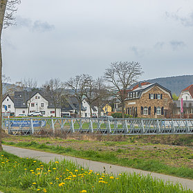 Bachemer Brücke im Bau im Stadtteil Bachem – neue Verbindungsbrücke im Ahrtal für Radfahrer und Fußgänger.