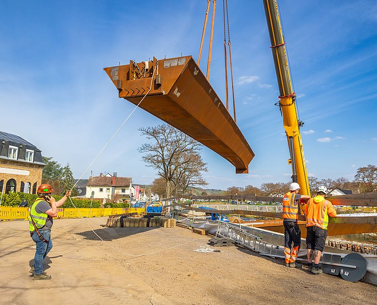 Bauarbeiten an der Bachemer Brücke im Stadtteil Bachem: Stahlträger wird mit Kran eingehoben.