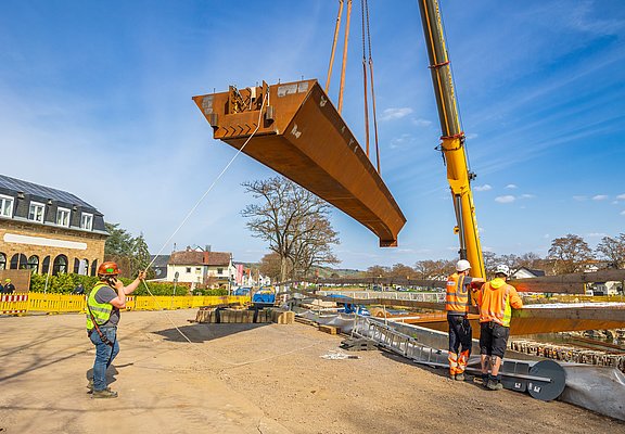 Bauarbeiten an der Bachemer Brücke im Stadtteil Bachem: Stahlträger wird mit Kran eingehoben.