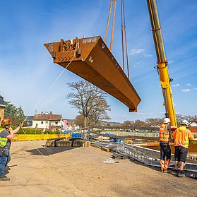 Bauarbeiten an der Bachemer Brücke im Stadtteil Bachem: Stahlträger wird mit Kran eingehoben.