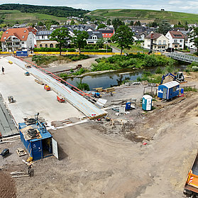 Baufortschritt der Bachemer Brücke im Stadtteil Bachem mit Baugeräten und Fluss im Ahrtal.
