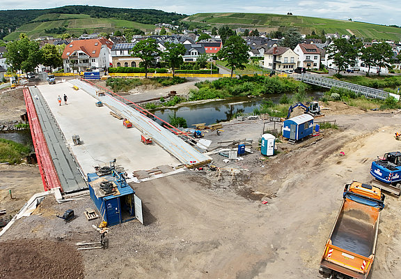 Baufortschritt der Bachemer Brücke im Stadtteil Bachem mit Baugeräten und Fluss im Ahrtal.