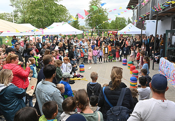 Großes Fest mit Kindern und Eltern in der Kita Rappelkiste Bachem im Bad Neuenahr Stadtteil gefeiert.