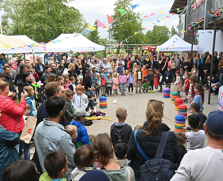 Großes Fest mit Kindern und Eltern in der Kita Rappelkiste Bachem im Bad Neuenahr Stadtteil gefeiert.