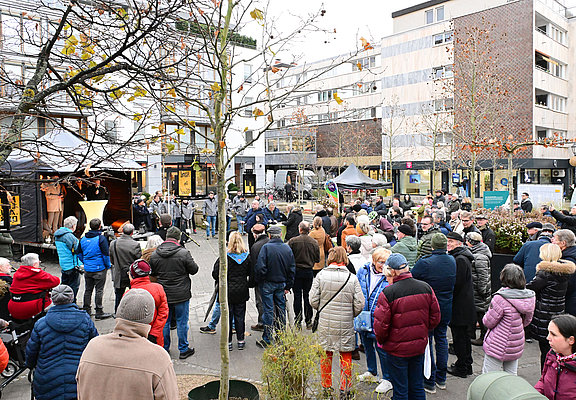 Viele Menschen besuchen die Feier zur Fertigstellung der Baustelle in der Poststraße