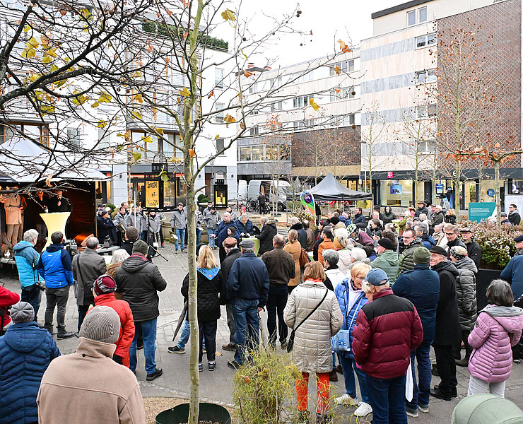 Viele Menschen besuchen die Feier zur Fertigstellung der Baustelle in der Poststraße