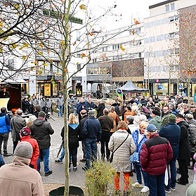 Viele Menschen besuchen die Feier zur Fertigstellung der Baustelle in der Poststraße