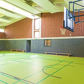 Sporthalle der Grundschule Bad Neuenahr im Stadtteil Bad Neuenahr – moderne Sportstätte mit Basketballkorb.