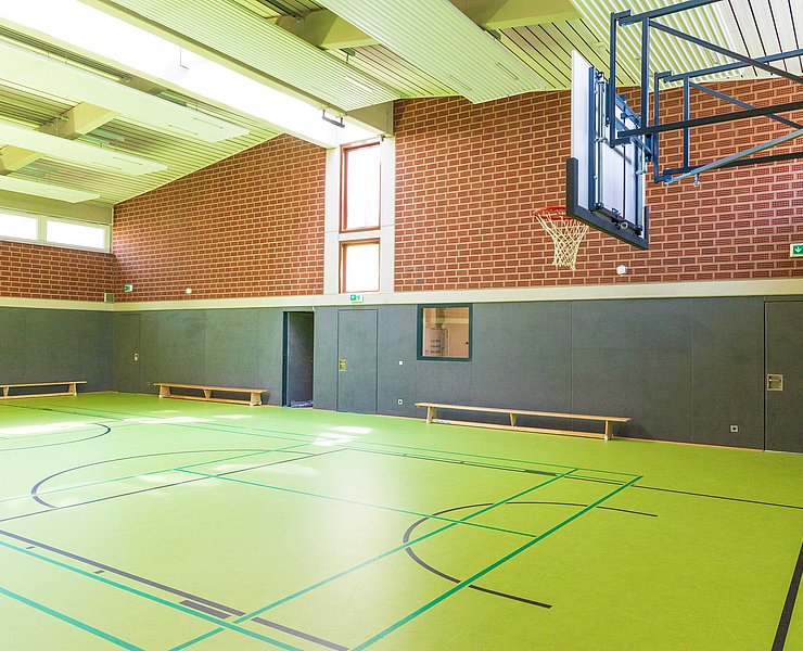 Sporthalle der Grundschule Bad Neuenahr im Stadtteil Bad Neuenahr – moderne Sportstätte mit Basketballkorb.