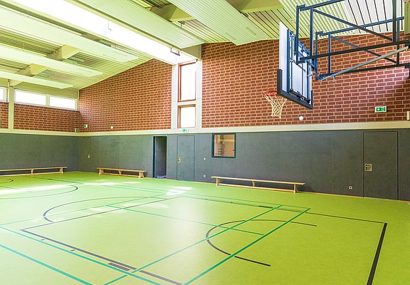 Sporthalle der Grundschule Bad Neuenahr im Stadtteil Bad Neuenahr – moderne Sportstätte mit Basketballkorb.