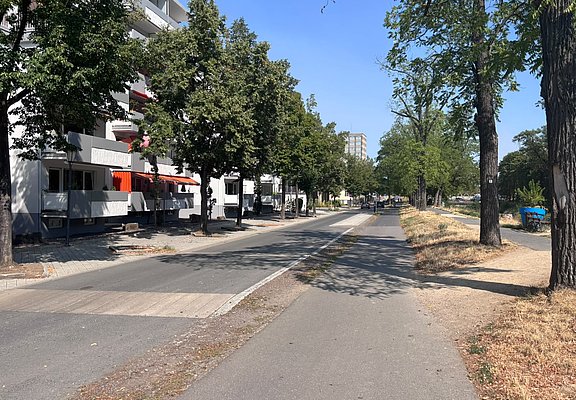 Lindenstraße, Rad- und Fußgängerweg zwischen Ahr und Wohnhäusern.