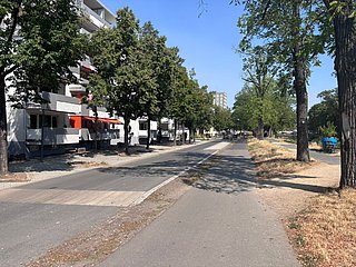 Lindenstraße, Rad- und Fußgängerweg zwischen Ahr und Wohnhäusern.