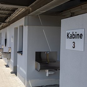 Apollinarisstadion in Bad Neuenahr: Neue Sportstätte im Bau mit modernen Umkleidekabinen und Außenspülbecken.