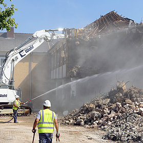 Grundschule Bad Neuenahr in Bad Neuenahr-Ahrweiler wird derzeit abgerissen, Bagger und Arbeiter sind im Einsatz.