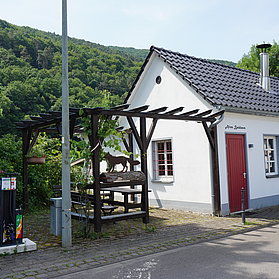 Backhaus Walporzheim im Ahrtal: Historisches Kultur- und Freizeitgebäude im Stadtteil Walporzheim, umgeben von Natur.