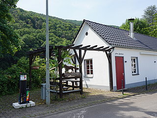 Backhaus Walporzheim im Ahrtal: Historisches Kultur- und Freizeitgebäude im Stadtteil Walporzheim, umgeben von Natur.