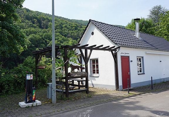 Backhaus Walporzheim im Ahrtal: Historisches Kultur- und Freizeitgebäude im Stadtteil Walporzheim, umgeben von Natur.