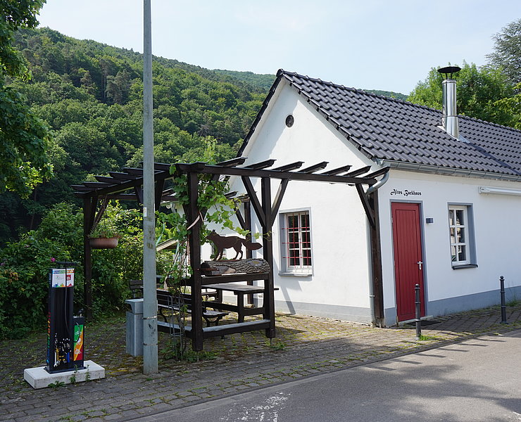 Backhaus Walporzheim im Ahrtal: Historisches Kultur- und Freizeitgebäude im Stadtteil Walporzheim, umgeben von Natur.