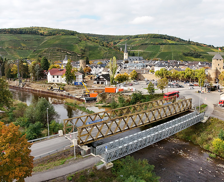 Ahrtorbrücke im Stadtteil Ahrweiler in Planung – moderne Brücke über die Ahr mit malerischer Weinbergkulisse.