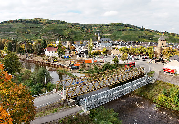 Ahrtorbrücke im Stadtteil Ahrweiler in Planung – moderne Brücke über die Ahr mit malerischer Weinbergkulisse.