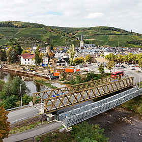 Ahrtorbrücke im Stadtteil Ahrweiler in Planung – moderne Brücke über die Ahr mit malerischer Weinbergkulisse.