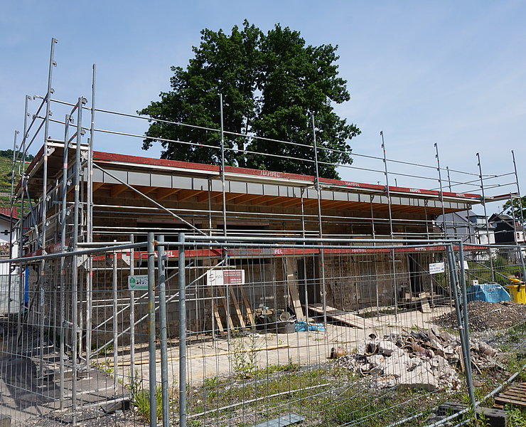 Vereinsheim eingerüstet für den Wiederaufbau