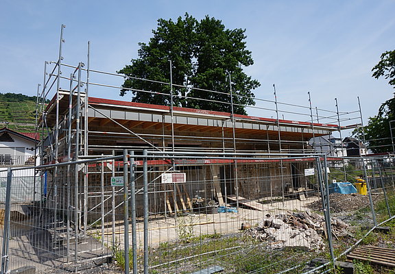 Vereinsheim eingerüstet für den Wiederaufbau