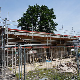 Vereinsheim eingerüstet für den Wiederaufbau
