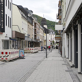 Leere Straße mit vereinzelten abgesperrten Bereichen.