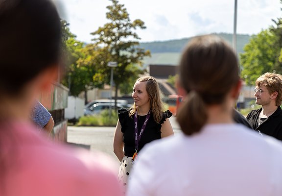 Dankesrede von Leiterin der OKUJA - Patricia Ort - vor der Erich Kästner - Realschule Plus im Stadtteil Bad Neuenahr.