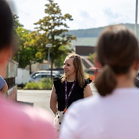 Dankesrede von Leiterin der OKUJA - Patricia Ort - vor der Erich Kästner - Realschule Plus im Stadtteil Bad Neuenahr.
