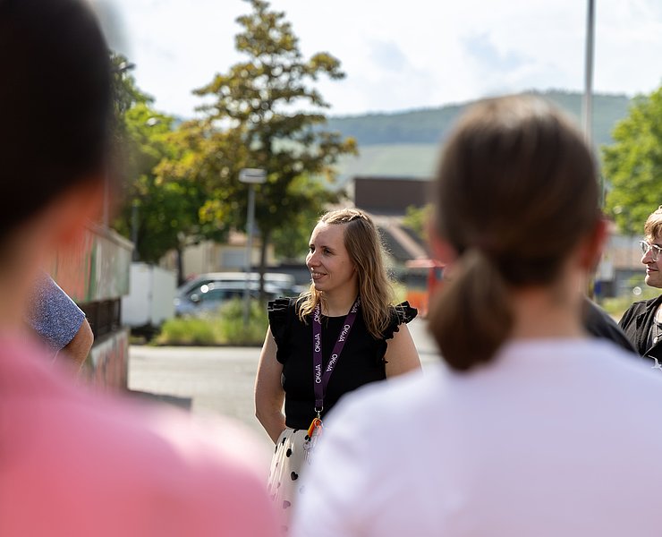 Dankesrede von Leiterin der OKUJA - Patricia Ort - vor der Erich Kästner - Realschule Plus im Stadtteil Bad Neuenahr.