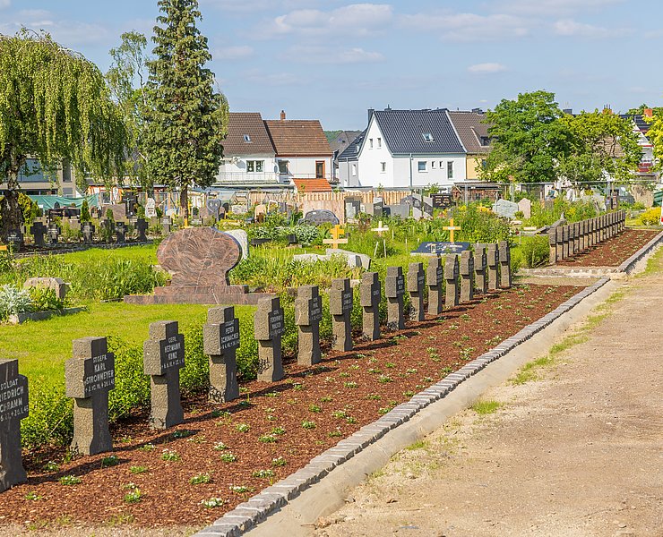Ahrtor-Friedhof Ahrweiler im Stadtteil Ahrweiler mit Reihen von Grabkreuzen und gepflegtem Friedhof unter blauem Himmel.