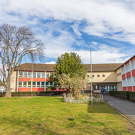 Aloisius-Grundschule Ahrweiler im Stadtteil Ahrweiler im Bau mit moderner Architektur und grünem Schulhof.